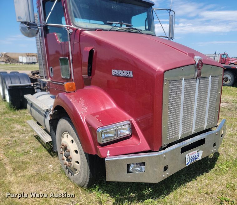 image for item NZ9974 2007 Kenworth  T800 semi truck
