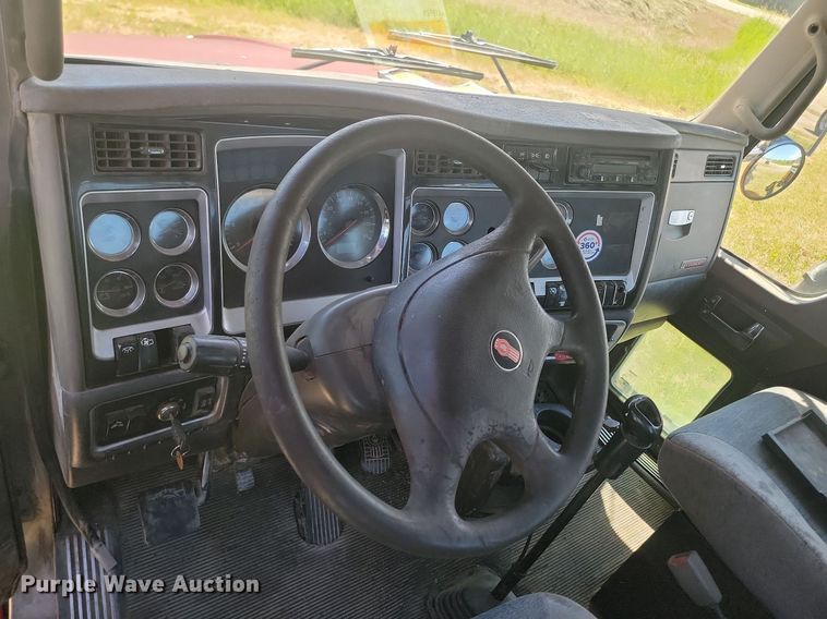 image for item NZ9974 2007 Kenworth  T800 semi truck