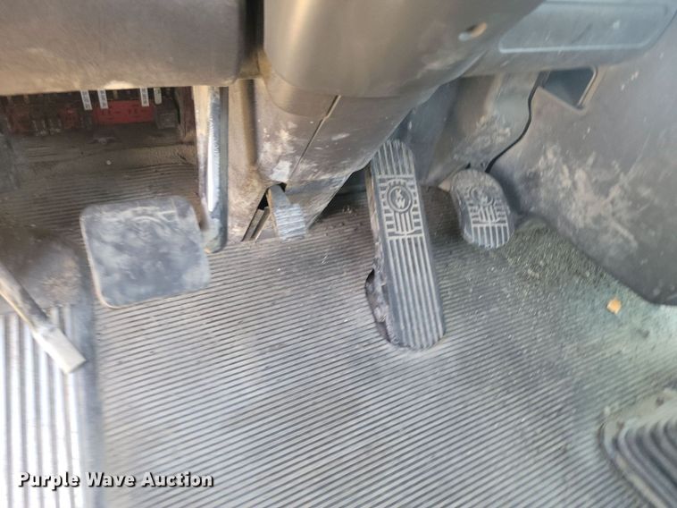 image for item NZ9974 2007 Kenworth  T800 semi truck