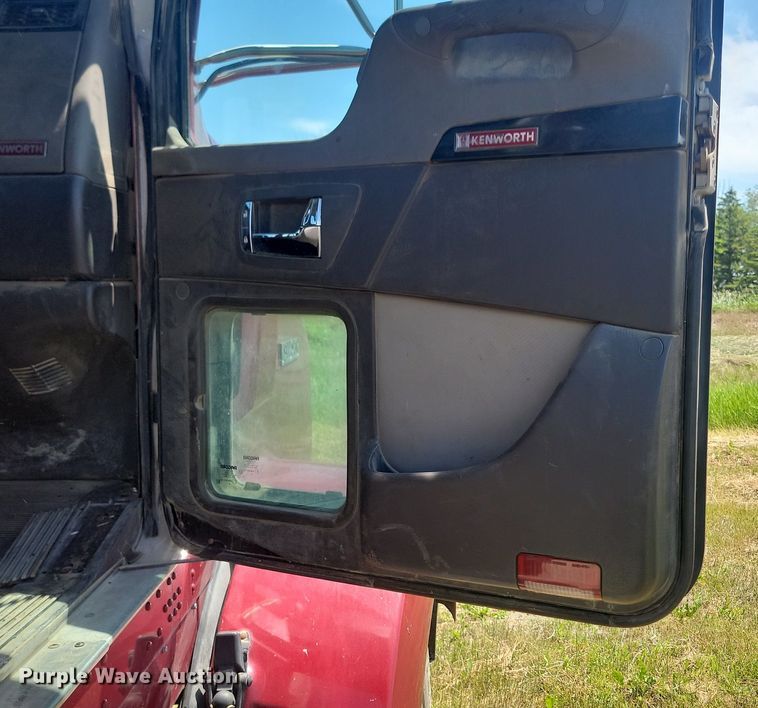 image for item NZ9974 2007 Kenworth  T800 semi truck