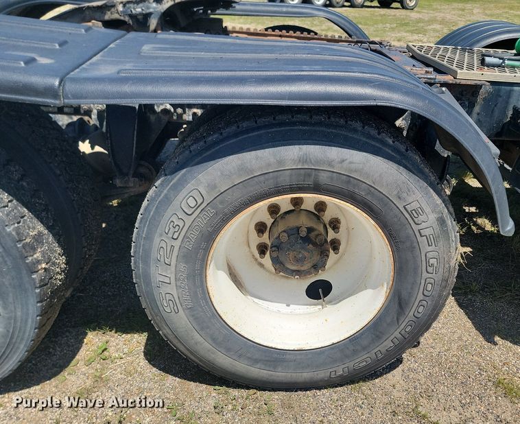 image for item NZ9975 2001 Sterling  AT9513 semi truck