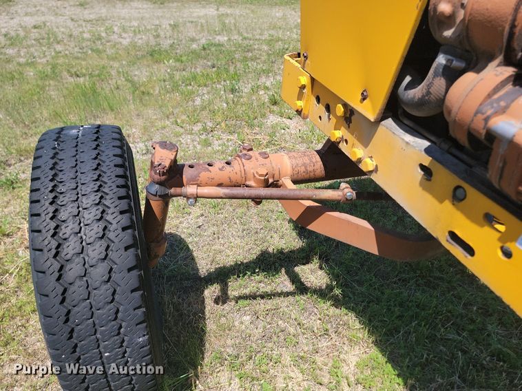 image for item NZ9976 1966 Minneapolis-Moline M670 tractor