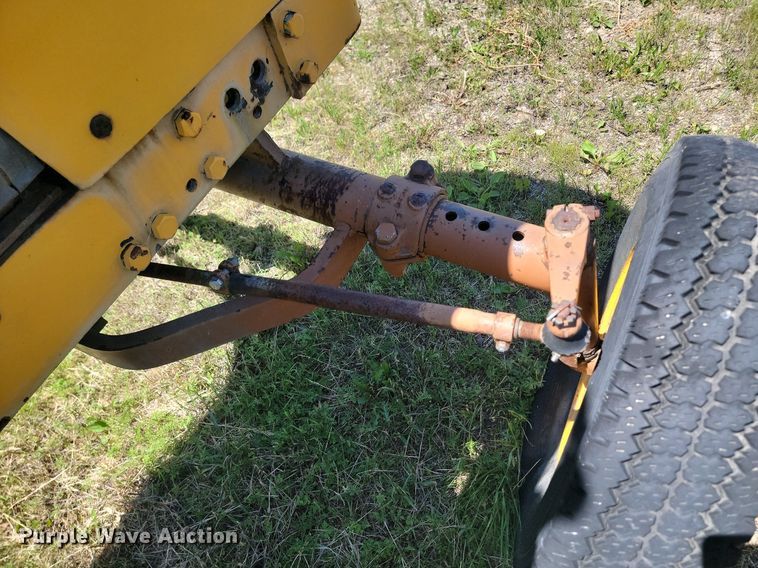 image for item NZ9976 1966 Minneapolis-Moline M670 tractor