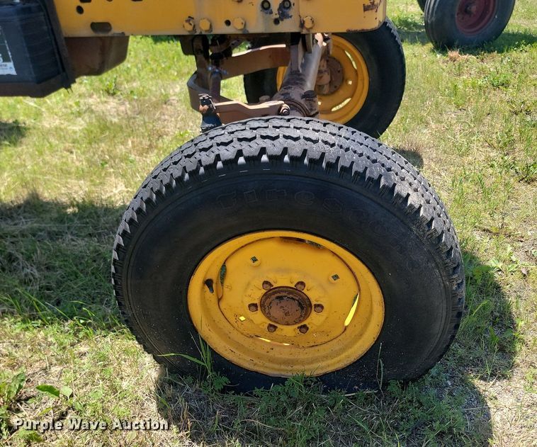 image for item NZ9976 1966 Minneapolis-Moline M670 tractor