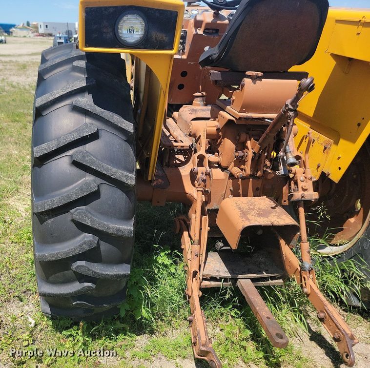 image for item NZ9976 1966 Minneapolis-Moline M670 tractor