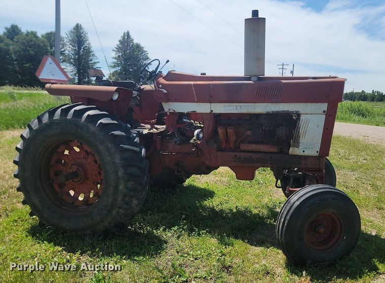 image for item NZ9977 1971 International  Farmall 966 tractor