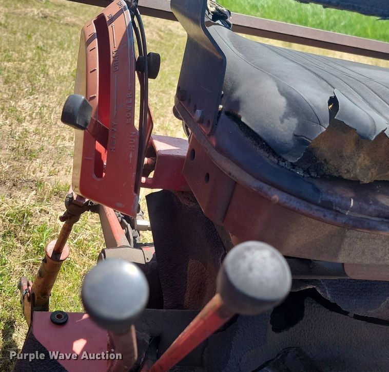 image for item NZ9977 1971 International  Farmall 966 tractor