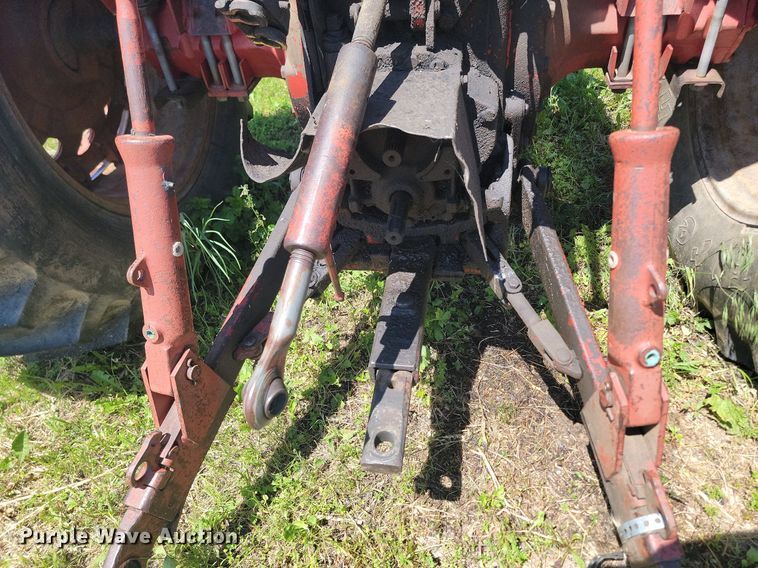 image for item NZ9977 1971 International  Farmall 966 tractor