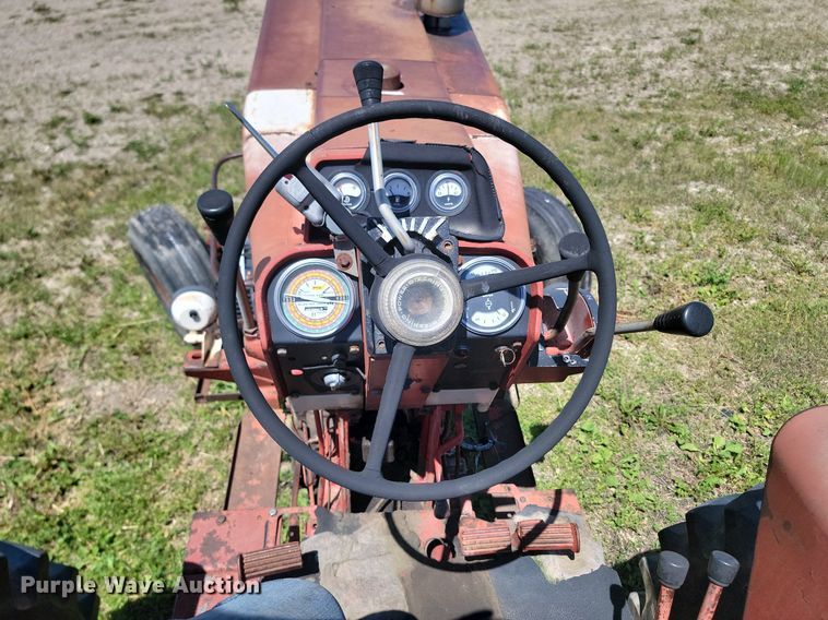 image for item NZ9977 1971 International  Farmall 966 tractor