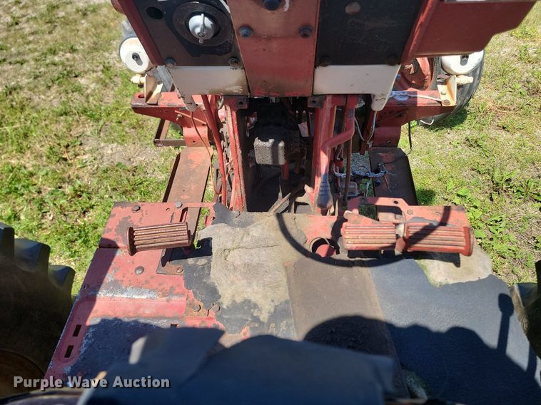 image for item NZ9977 1971 International  Farmall 966 tractor