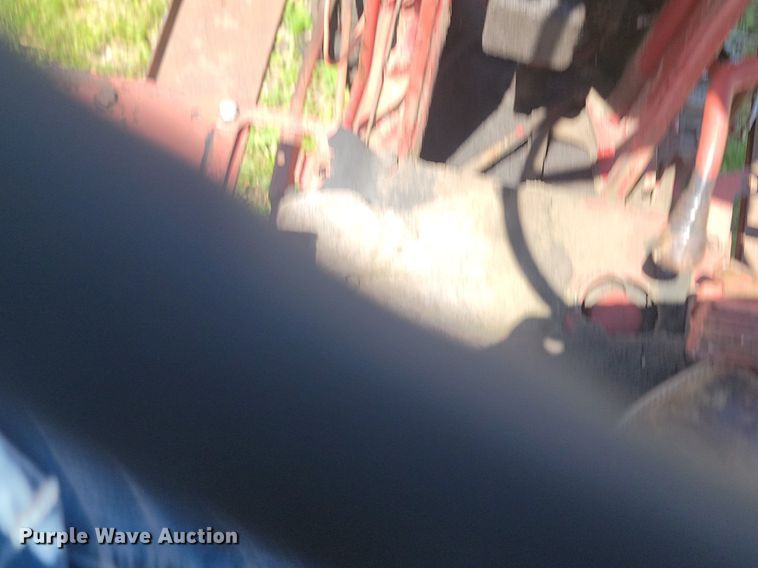 image for item NZ9977 1971 International  Farmall 966 tractor