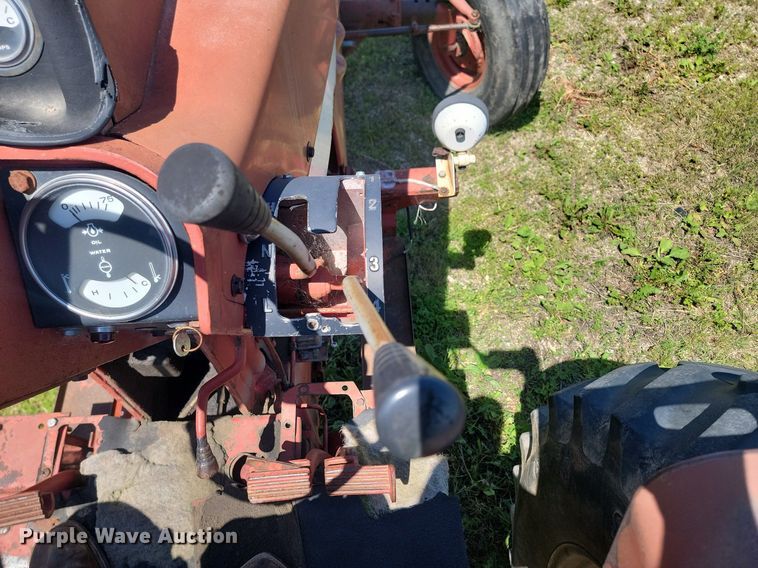 image for item NZ9977 1971 International  Farmall 966 tractor