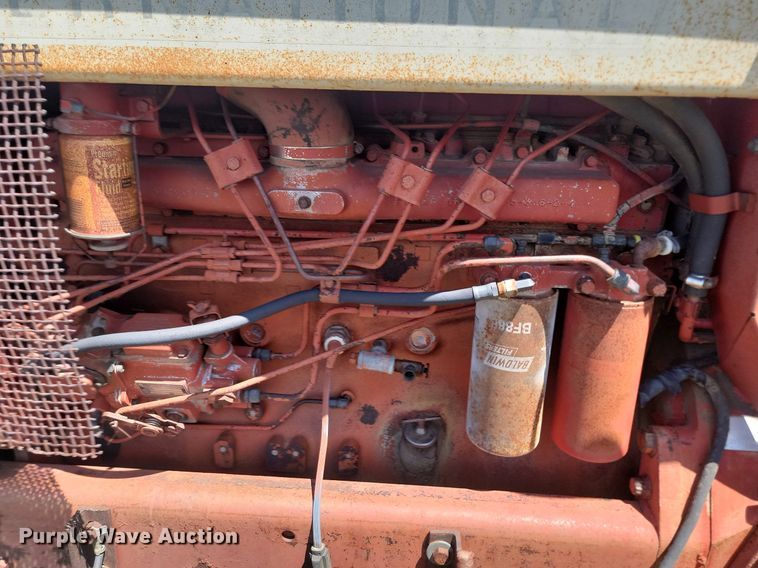 image for item NZ9977 1971 International  Farmall 966 tractor