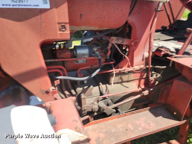 image for item NZ9977 1971 International  Farmall 966 tractor