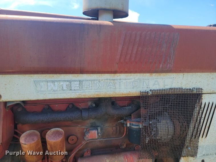 image for item NZ9977 1971 International  Farmall 966 tractor