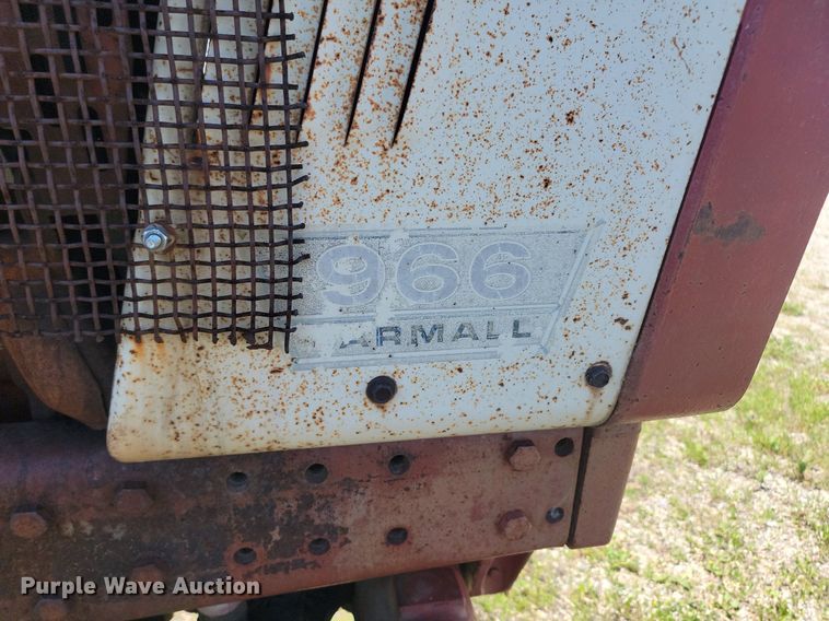 image for item NZ9977 1971 International  Farmall 966 tractor