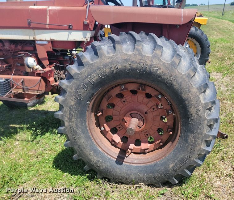 image for item NZ9977 1971 International  Farmall 966 tractor