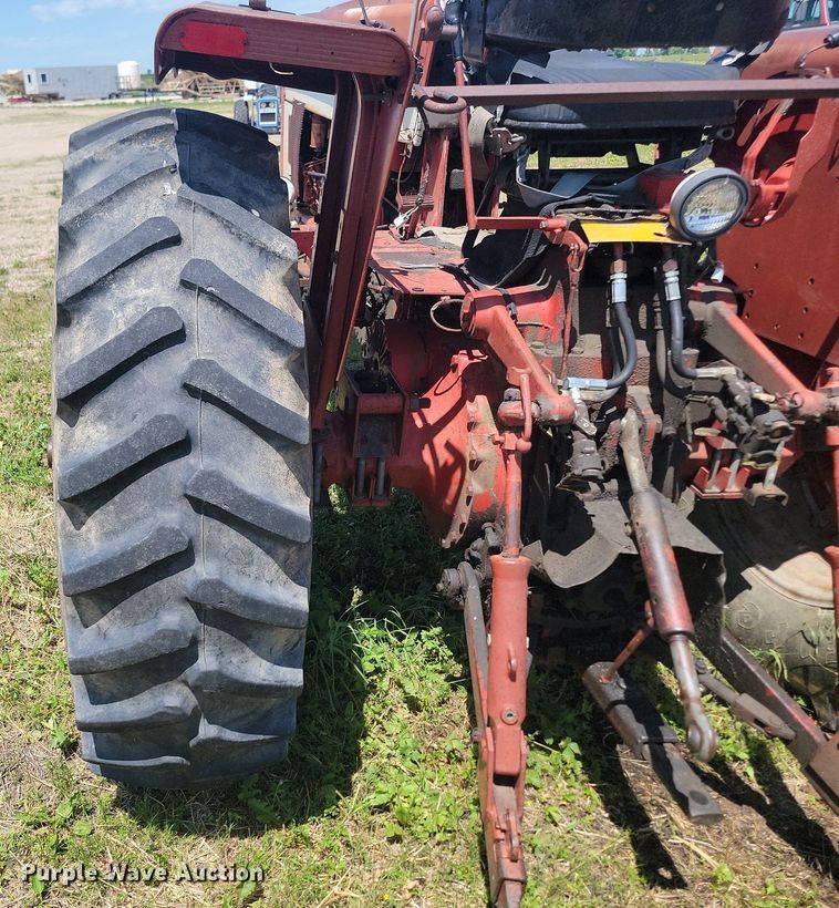 image for item NZ9977 1971 International  Farmall 966 tractor