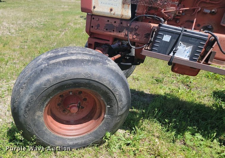 image for item NZ9977 1971 International  Farmall 966 tractor