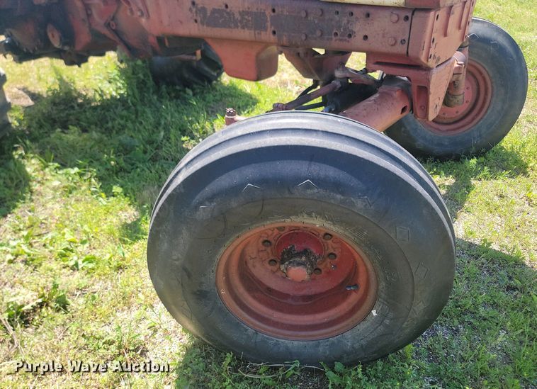 image for item NZ9977 1971 International  Farmall 966 tractor