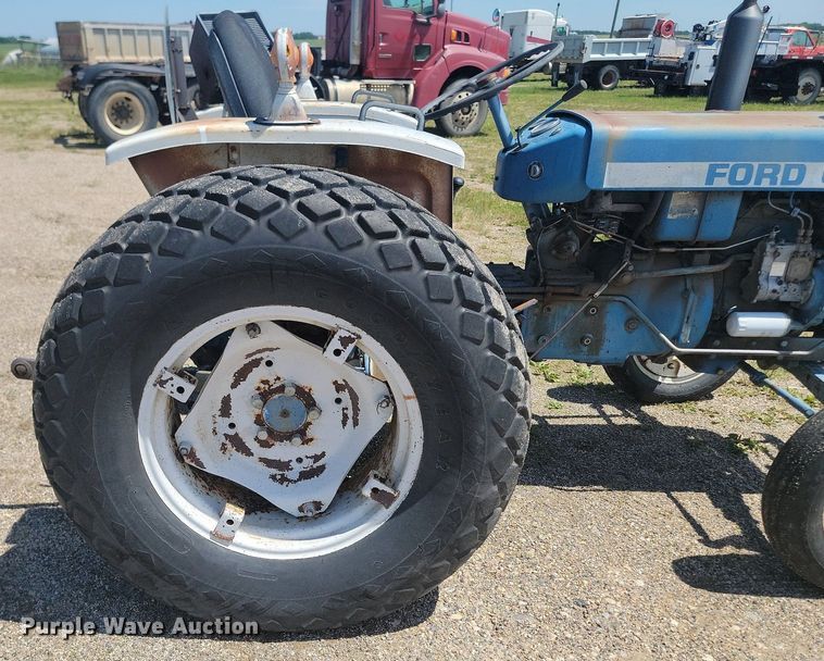 image for item NZ9978 1977 Ford 1600 tractor