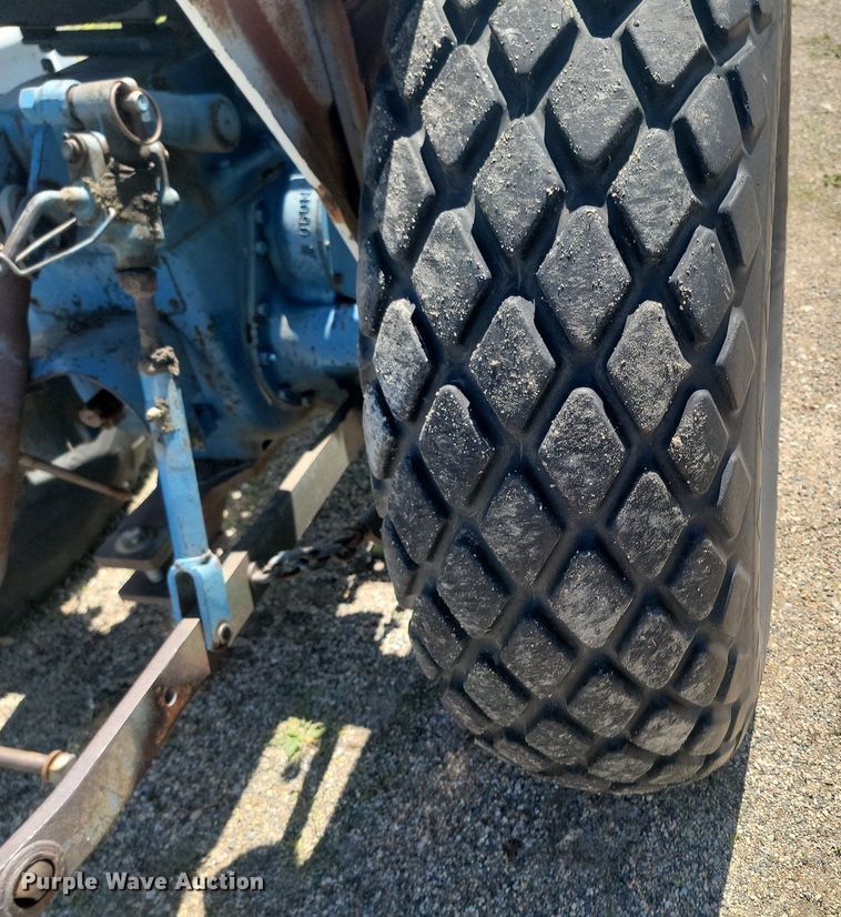 image for item NZ9978 1977 Ford 1600 tractor