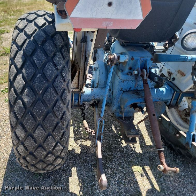 image for item NZ9978 1977 Ford 1600 tractor