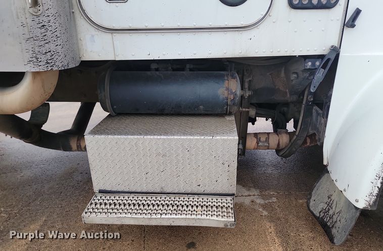 image for item NZ9985 2002 Peterbilt  378 semi truck