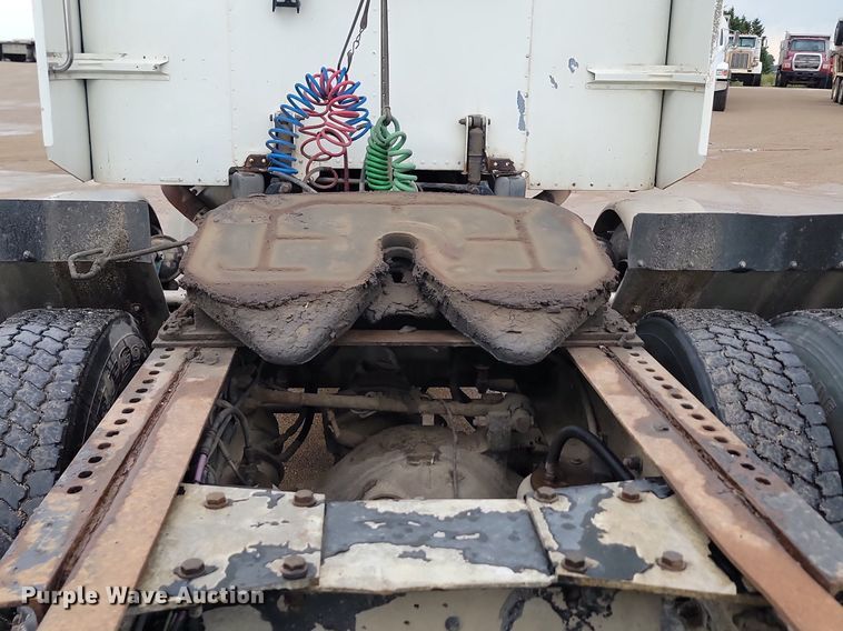 image for item NZ9985 2002 Peterbilt  378 semi truck