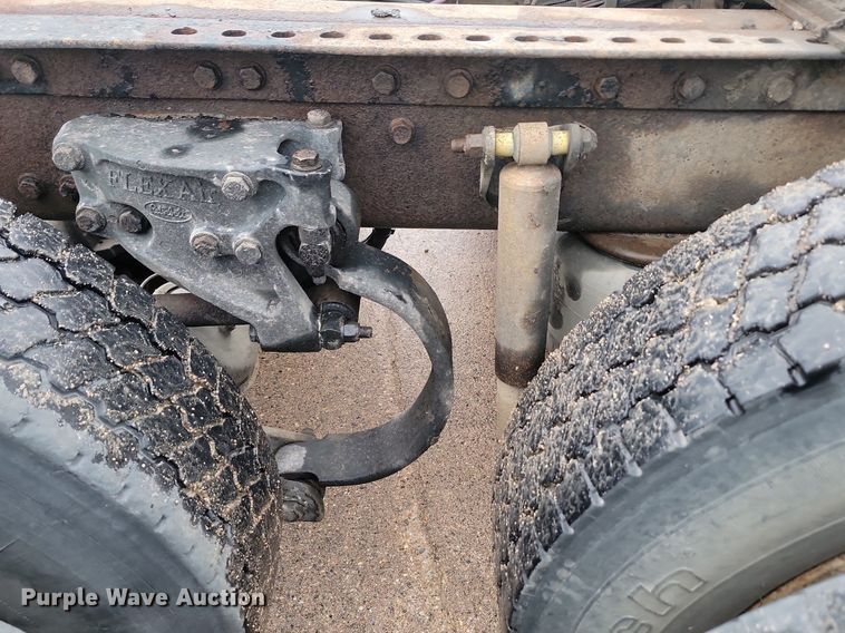 image for item NZ9985 2002 Peterbilt  378 semi truck