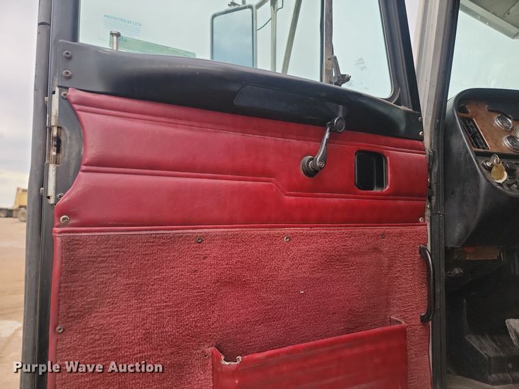 image for item NZ9985 2002 Peterbilt  378 semi truck