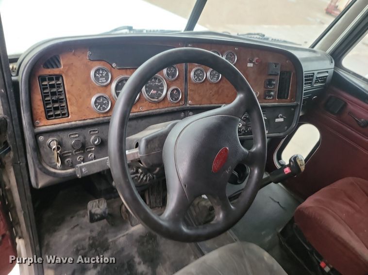 image for item NZ9985 2002 Peterbilt  378 semi truck