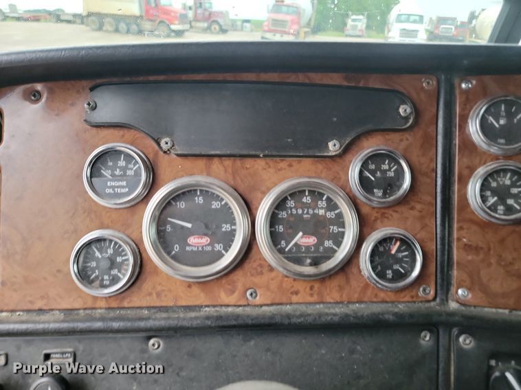 image for item NZ9985 2002 Peterbilt  378 semi truck