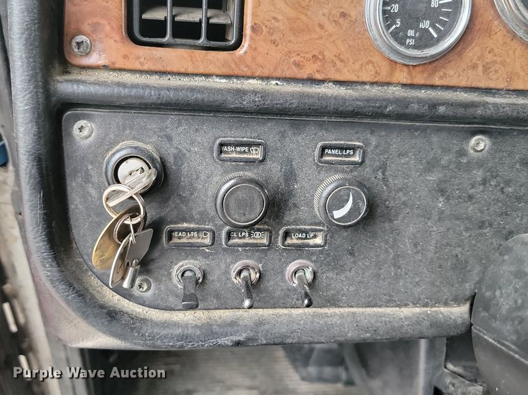 image for item NZ9985 2002 Peterbilt  378 semi truck