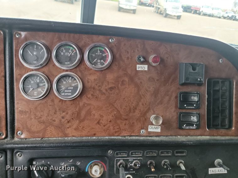 image for item NZ9985 2002 Peterbilt  378 semi truck