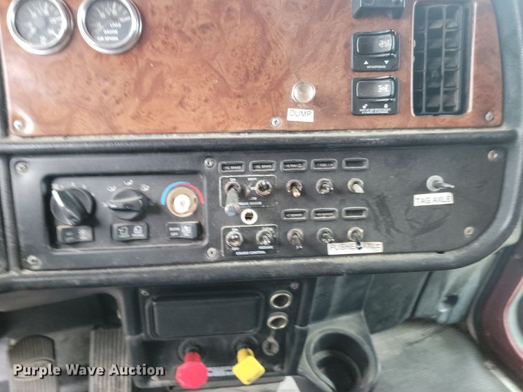 image for item NZ9985 2002 Peterbilt  378 semi truck