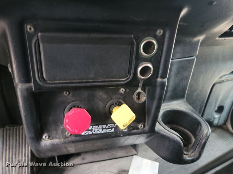 image for item NZ9985 2002 Peterbilt  378 semi truck