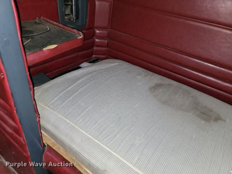 image for item NZ9985 2002 Peterbilt  378 semi truck