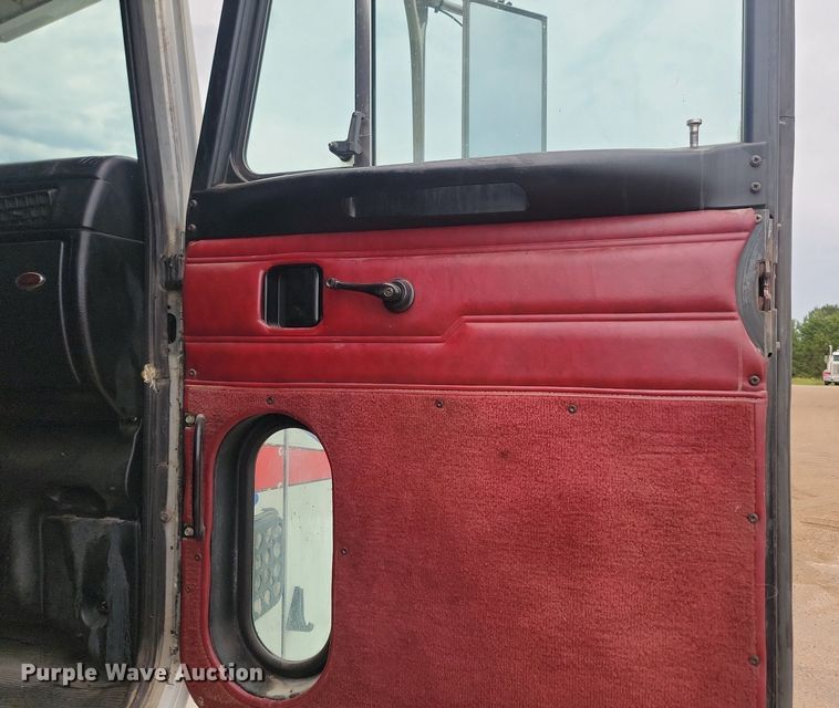 image for item NZ9985 2002 Peterbilt  378 semi truck