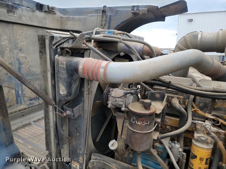 image for item NZ9985 2002 Peterbilt  378 semi truck