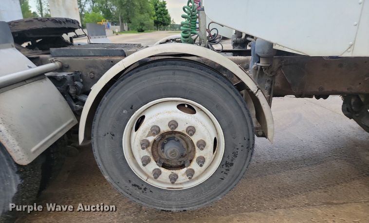 image for item NZ9985 2002 Peterbilt  378 semi truck