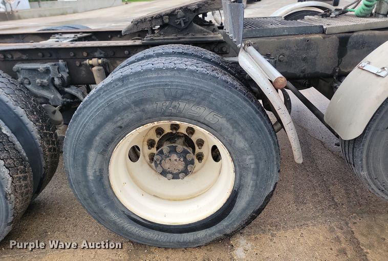 image for item NZ9985 2002 Peterbilt  378 semi truck