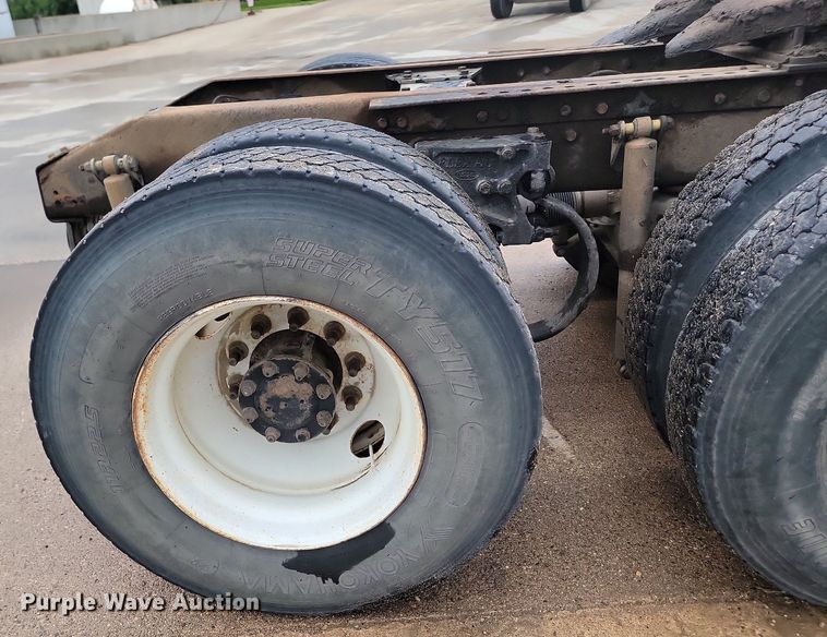 image for item NZ9985 2002 Peterbilt  378 semi truck