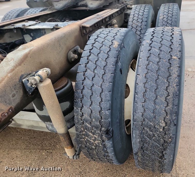 image for item NZ9985 2002 Peterbilt  378 semi truck