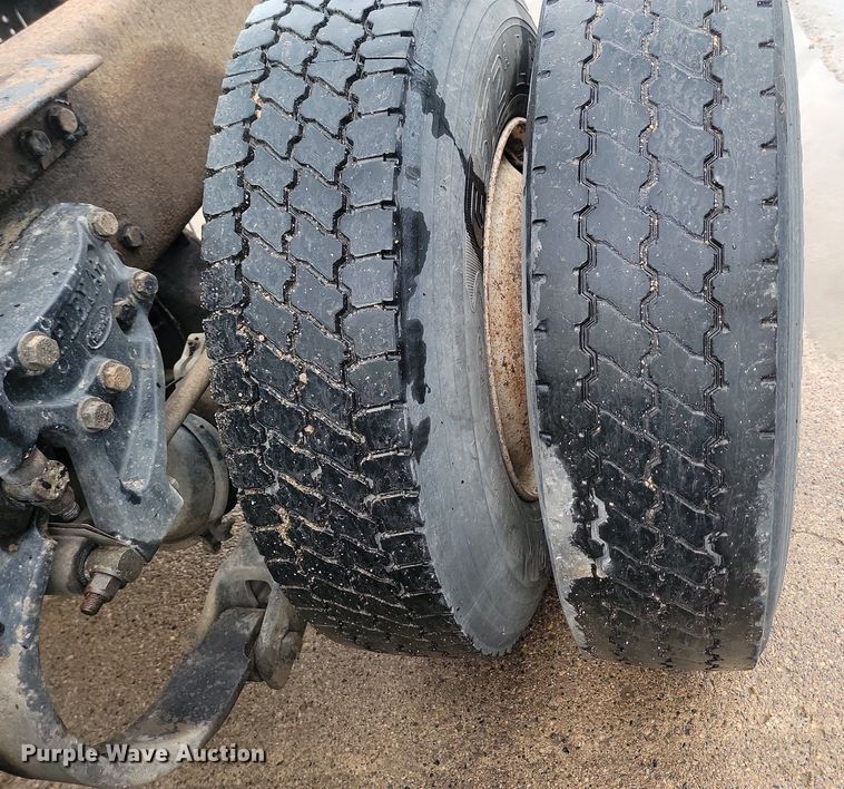 image for item NZ9985 2002 Peterbilt  378 semi truck