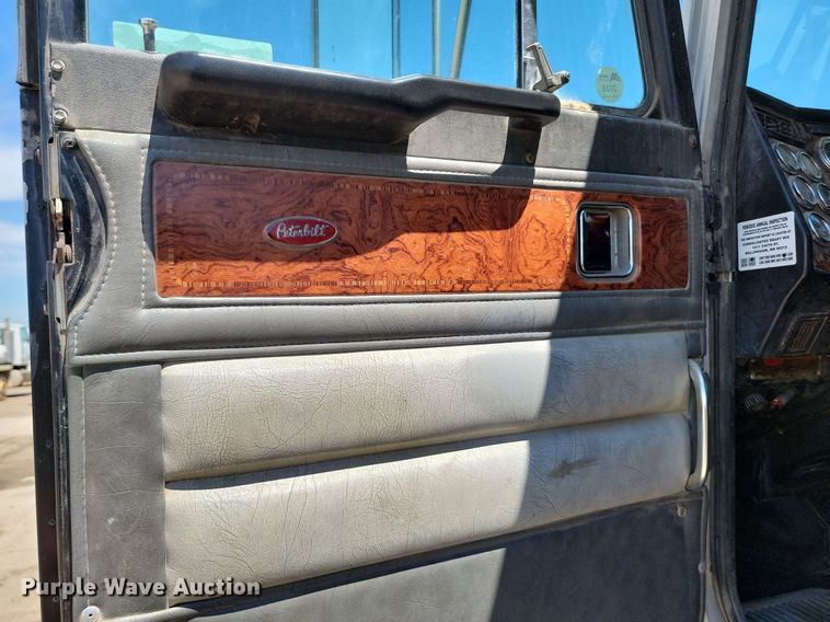 image for item NZ9987 1999 Peterbilt  379 semi truck