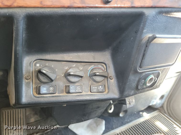 image for item NZ9987 1999 Peterbilt  379 semi truck