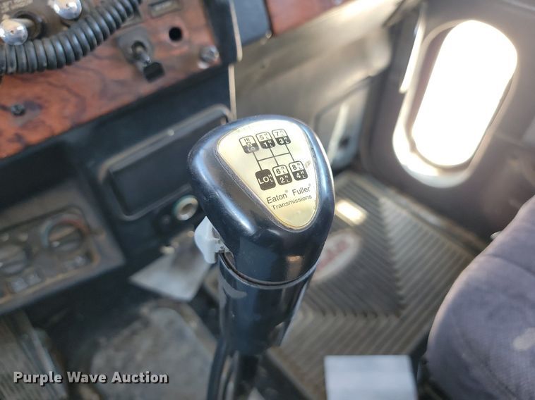 image for item NZ9987 1999 Peterbilt  379 semi truck