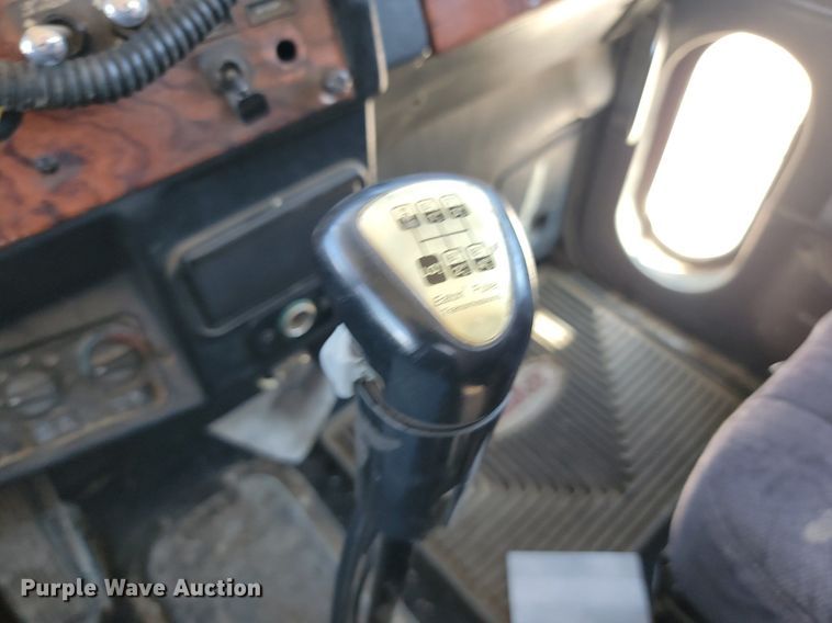 image for item NZ9987 1999 Peterbilt  379 semi truck