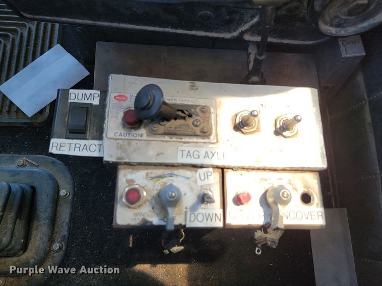 image for item NZ9987 1999 Peterbilt  379 semi truck